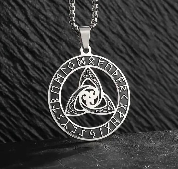 Cadena con dije de la triqueta