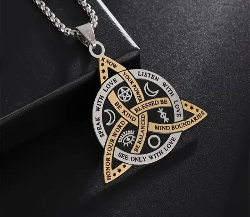 Cadena con dije de la triqueta
