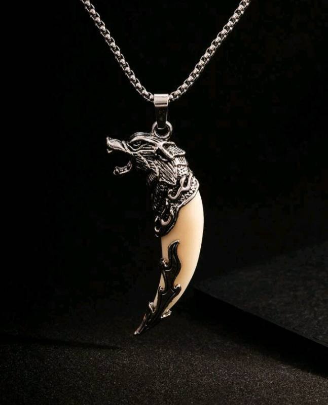 Cadena con dije de colmillo