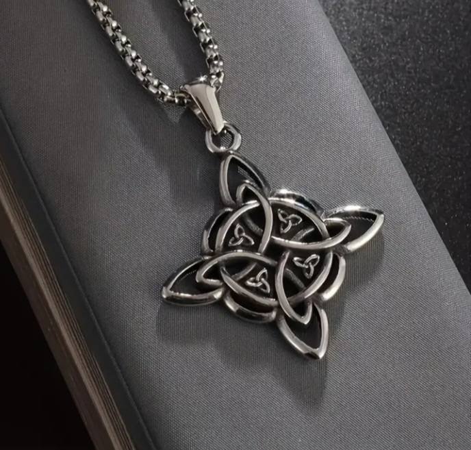 Cadena con dije de nudo de bruja