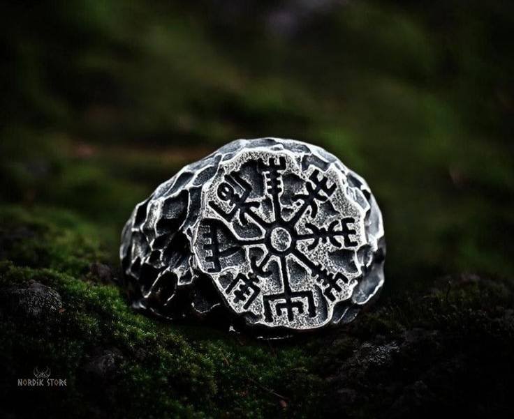 Anillo con tallado de vegvisir