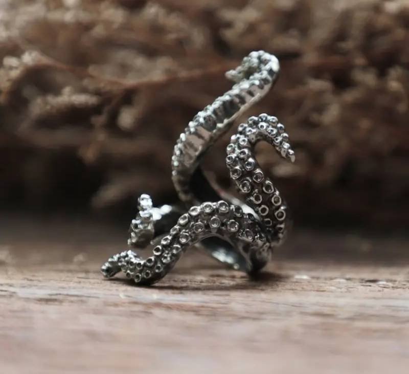 Anillo en forma de tentáculos