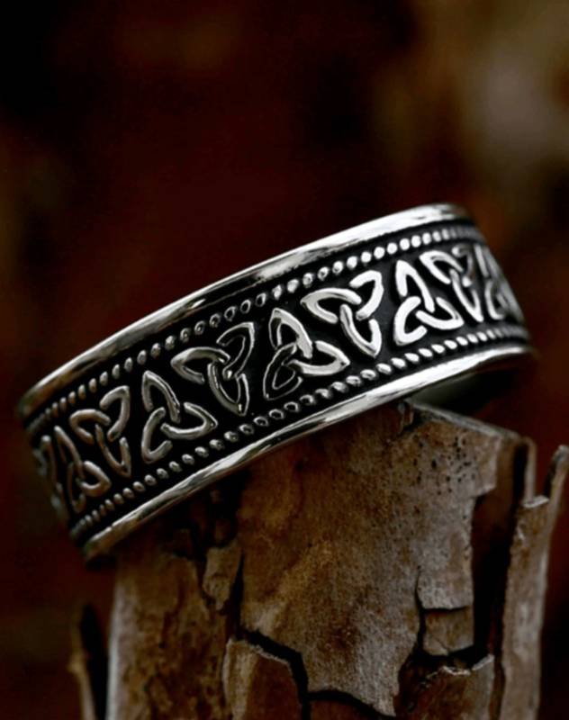 Anillo con patrón de la Triqueta